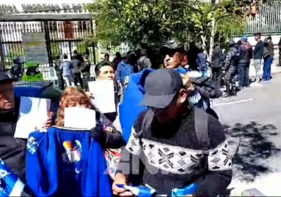 | #LaPaz Un grupo de «evistas» llegó hasta el TSE para presentar una…