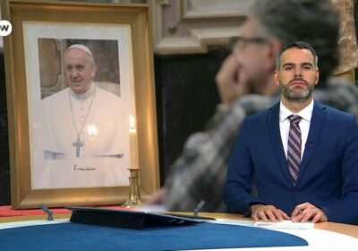 El papa sigue en estado crítico, aunque con una leve mejoría Francisco continúa con…