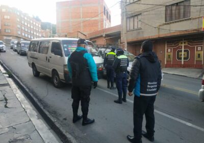 | Funcionarios de la alcaldía de La Paz realizan controles en el Macrodistrito…