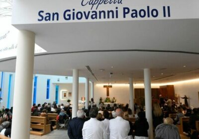 | #Iglesia Según fuentes vaticanas, el Papa mejora, puede levantarse y no tiene…