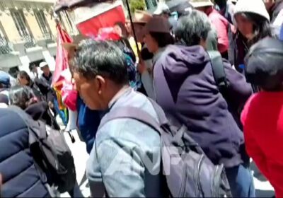 | Vecinos de la ciudad de #LaPaz amenazan con declarar «enemigo» al alcalde…