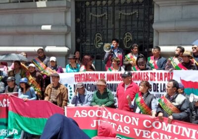 | #LaPaz 𝐕𝐞𝐜𝐢𝐧𝐨𝐬 𝐬𝐞 𝐝𝐞𝐜𝐥𝐚𝐫𝐚𝐧 𝐞𝐧 «𝐩𝐢𝐞 𝐝𝐞 𝐥𝐮𝐜𝐡𝐚» 𝐲 𝐬𝐞 𝐦𝐨𝐯𝐢𝐥𝐢𝐳𝐚𝐧 𝐜𝐨𝐧𝐭𝐫𝐚…