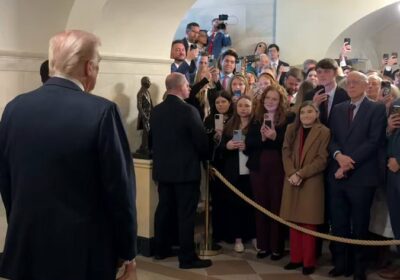 🇺🇸 | El presidente Donald Trump sorprendió al detenerse a saludar al primer grupo…