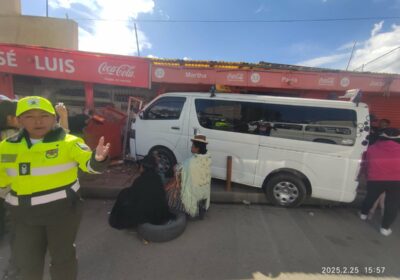 | Reportan que un minibús chocó contra los puestos de comida ubicados en…