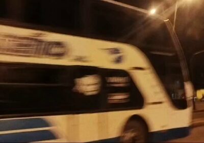 | Se registra una larga fila de vehículos para cargar combustible en la…