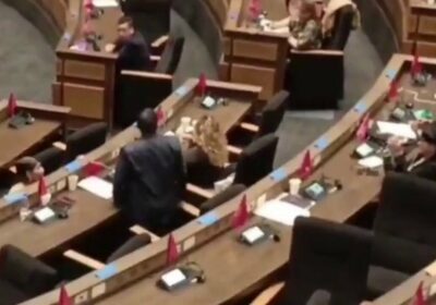 Vuelven los conflictos internos del MAS en la Asamblea Legislativa. Una diputada evista arrojó…