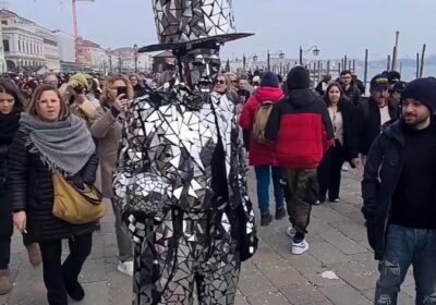 🇮🇹 | Espectáculo en Venecia: Un hombre con un deslumbrante traje cubierto de fragmentos…