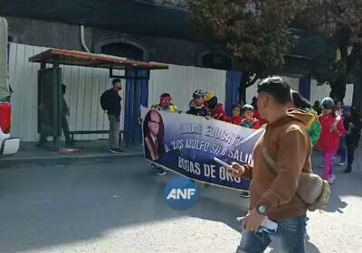 | Con disfraces y al son de la música, niños y adolescentes salen…