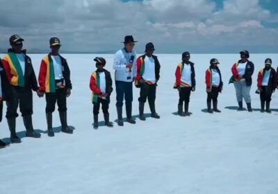 | Integrantes de Nansana Dance Kids visitaron este viernes el Salar de #Uyuni…