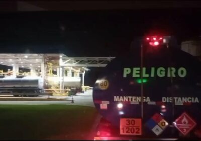 Reportan desde Paraguay que comenzó la carga de diésel para los camiones cisternas que…