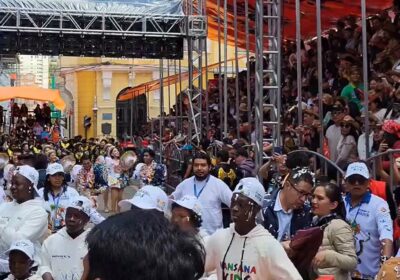 | #Culturas Con un cartel en la mano «Danzas 100% bolivianas», el grupo…