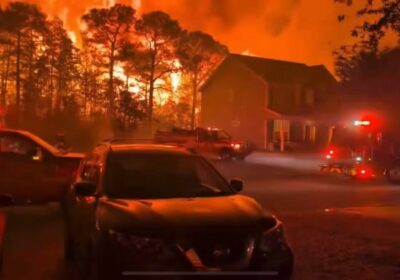 🇺🇸 | Un incendio forestal descontrolado arrasó una zona residencial en Carolina del Sur…