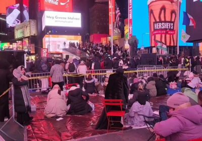 🇺🇸 | Cientos de musulmanes ocuparon la icónica plaza de Times Square para el…