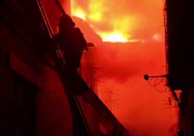 🇵🇪 | Un incendio de grandes proporciones arrasa varias estructuras en un barrio de…