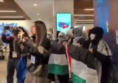 🇺🇸🇵🇸 | Activistas pro-Palestina enmascarados toman la biblioteca de la Universidad de Columbia en…