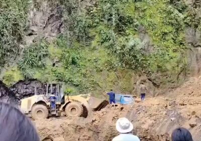 | Rescatan una vagoneta azul sepultada por la mazamorra en el sector de…