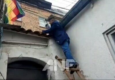 | El diputado «arcista» Rolando Enríquez Cuellar utiliza petardos para ahuyentar a un…