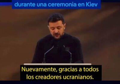 Volodomir Zelenski bromea irónicamente por no usar “traje” durante una ceremonia en Kiev “Lo…