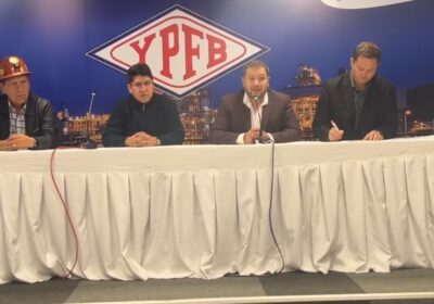 | #Economía 𝐆𝐨𝐛𝐢𝐞𝐫𝐧𝐨 𝐚𝐝𝐦𝐢𝐭𝐞 𝐪𝐮𝐞 𝐧𝐨 𝐭𝐢𝐞𝐧𝐞 𝐝ó𝐥𝐚𝐫𝐞𝐬 𝐩𝐚𝐫𝐚 𝐢𝐦𝐩𝐨𝐫𝐭𝐚𝐫 𝐜𝐨𝐦𝐛𝐮𝐬𝐭𝐢𝐛𝐥𝐞 𝐲 𝐪𝐮𝐞…