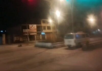 | 𝐋𝐀𝐑𝐆𝐀𝐒 𝐅𝐈𝐋𝐀𝐒 𝐏𝐎𝐑 𝐂𝐎𝐌𝐁𝐔𝐒𝐓𝐈𝐁𝐋𝐄 𝐄𝐍 𝐄𝐋 𝐀𝐋𝐓𝐎 Una larga fila de vehículos…