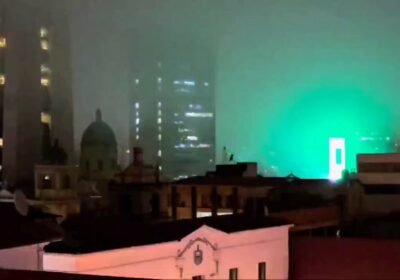 | Una espesa neblina envuelve el centro paceño este martes, difuminando las siluetas…