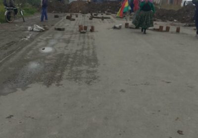 | Comunarios del distrito 11 de #ElAlto bloquean la carretera hacia #Desaguadero en…