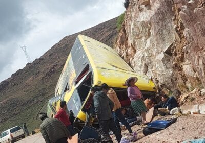 | #Seguridad 𝐏𝐨𝐭𝐨𝐬í: 𝐔𝐧 𝐛𝐮𝐬 𝐬𝐞 𝐞𝐬𝐭𝐫𝐞𝐥𝐥𝐚 𝐜𝐨𝐧𝐭𝐫𝐚 𝐮𝐧𝐚 𝐩𝐞ñ𝐚 𝐞𝐧 𝐎𝐜𝐮𝐫í 𝐲…