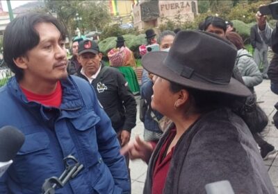 | #Política 𝐒𝐢𝐦𝐩𝐚𝐭𝐢𝐳𝐚𝐧𝐭𝐞𝐬 𝐝𝐞 𝐄𝐯𝐨 𝐲 𝐀𝐫𝐜𝐞 𝐬𝐞 𝐞𝐧𝐟𝐫𝐞𝐧𝐭𝐚𝐧 𝐲 𝐜𝐮𝐥𝐩𝐚𝐧 𝐞𝐧 𝐏𝐥𝐚𝐳𝐚…