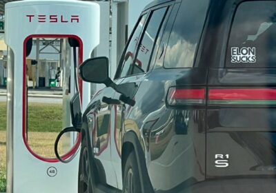 🇺🇸 | Mientras recarga su auto en una estación de Tesla, su pegatina trasera…