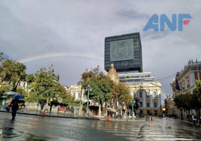 | Durante esta tarde lluviosa en #LaPaz, un arcoíris adorna la plaza Murillo,…