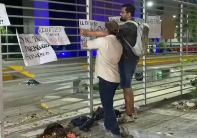 | #Política 𝐏𝐫𝐨𝐭𝐞𝐬𝐭𝐚: 𝐔𝐧 𝐠𝐫𝐮𝐩𝐨 𝐝𝐞 𝐩𝐞𝐫𝐬𝐨𝐧𝐚𝐬 𝐞𝐜𝐡𝐚𝐧 𝐛𝐚𝐬𝐮𝐫𝐚 𝐚 𝐘𝐏𝐅𝐁 𝐞𝐧 𝐒𝐚𝐧𝐭𝐚…