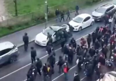 🇮🇹 | Militantes de izquierda de Antifa vandalizan un Tesla a plena luz del…