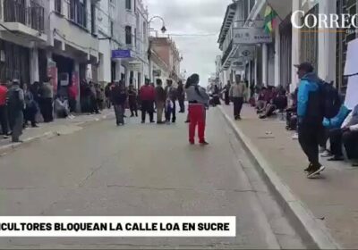 | Avicultores de #Chuquisaca bloquean la calle Loa de la ciudad de #Sucre,…