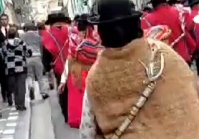 | Ponchos Rojos marchan en el centro de #LaPaz e intentan cercar el…