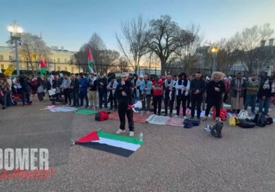 🇺🇸🇵🇸 | Musulmanes pro-Hamás rodean la Casa Blanca con banderas palestinas y rezan en…