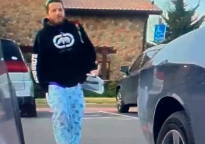 🇺🇸 | Un vándalo en pijama rayó un Tesla en el estacionamiento de Olive…