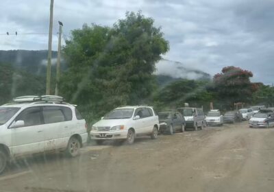 Las filas para combustible en Caranavi (Yungas La Paz), entre autos legales y chutos