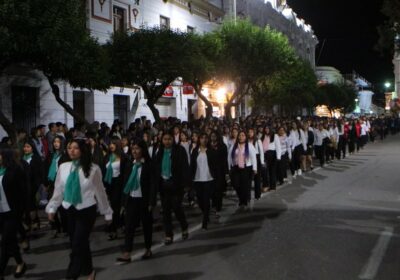 En #Sucre se desarrolla el desfile nocturno en conmemoración al #DíadelMar en la plaza…