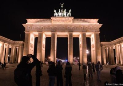 La imagen del día: La Hora del Planeta en Berlín Es una iniciativa de…