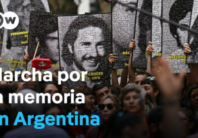 Multitudinaria marcha en Argentina a 49 años del golpe de Estado Decenas de miles…