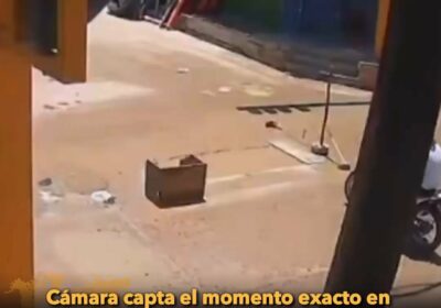 🇵🇪 | En Perú, dos jóvenes perdieron su moto tras caer en un enorme…