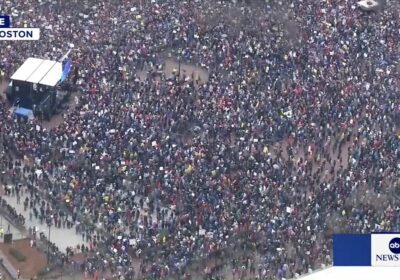 🇺🇸 | Miles de manifestantes salieron a las calles de Boston en la manifestación…