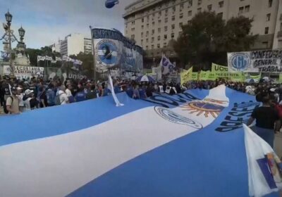 Los sindicatos argentinos comienzan una huelga general de 24 horas contra la política de…