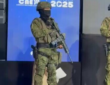 🇪🇨 | ELECCIONES ECUADOR 2025: Militares custodian a los consejeros del CNE, previo al…