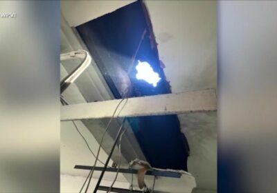 🇺🇸 | ¡Insólito! Un objeto cayó del cielo y dañó un taller mecánico en…