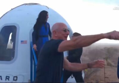 | Katy Perry al regresar del espacio