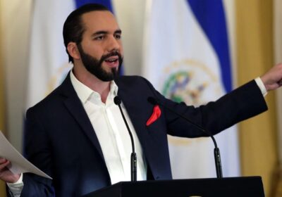 #GrupoFides | #ANF #Mundo 𝐓𝐫𝐮𝐦𝐩 𝐝𝐞𝐟𝐢𝐞𝐧𝐝𝐞 𝐚𝐧𝐭𝐞 𝐁𝐮𝐤𝐞𝐥𝐞 𝐥𝐚 𝐝𝐞𝐩𝐨𝐫𝐭𝐚𝐜𝐢ó𝐧 𝐝𝐞 𝐜𝐢𝐮𝐝𝐚𝐝𝐚𝐧𝐨𝐬 𝐝𝐞 𝐄𝐄𝐔𝐔…