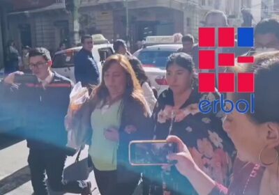 #LaPaz | En medio de silbidos de chofered y gritos con pedidos de renuncia,…