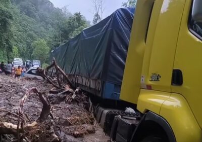 #GrupoFides | #ANF #Seguridad En la carretera a Cochabamba se registró un derrumbe que…