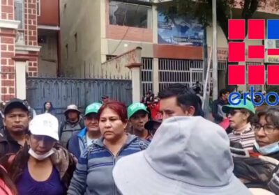 Los maestros movilizados retienen a un supuesto funcionario, durante su protesta frente al Ministerio…